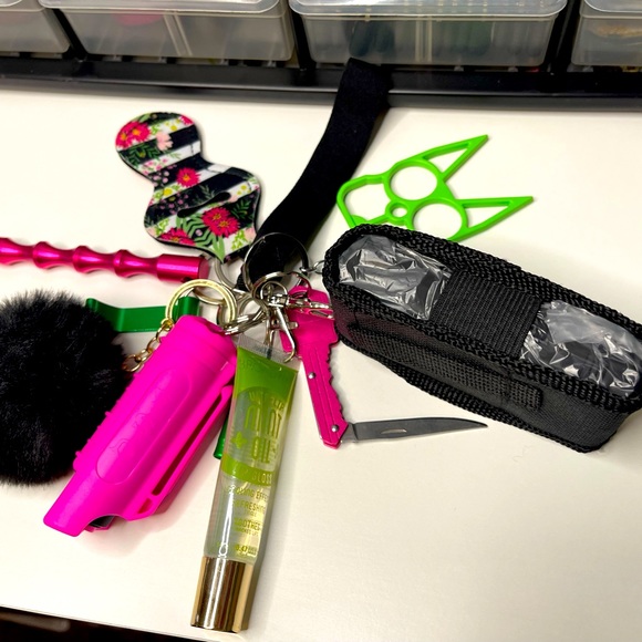Saftey keychain set black and pink flowers. - Picture 4 of 4